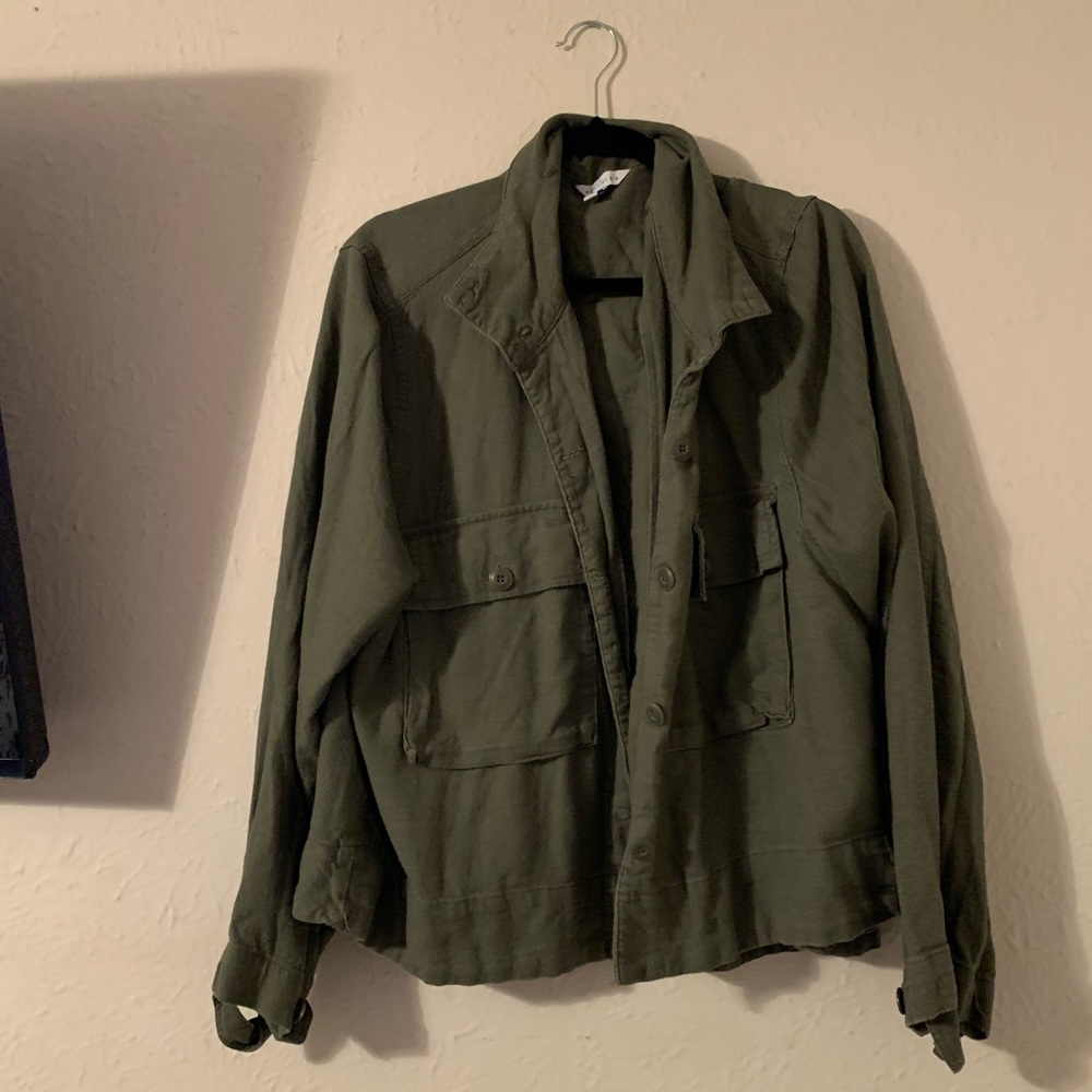 3X cropped front army green jacket.
